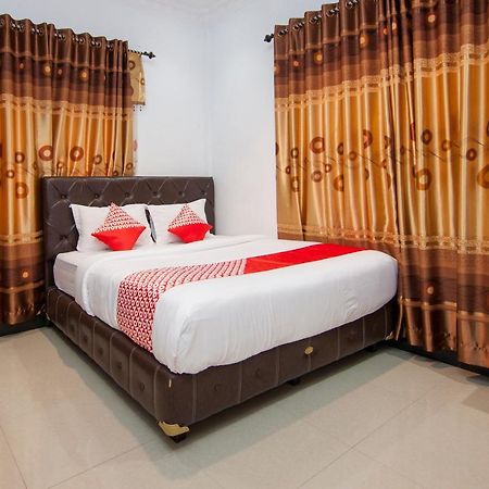 Oyo 1520 Hotel Kartini Tarutung Exterior photo