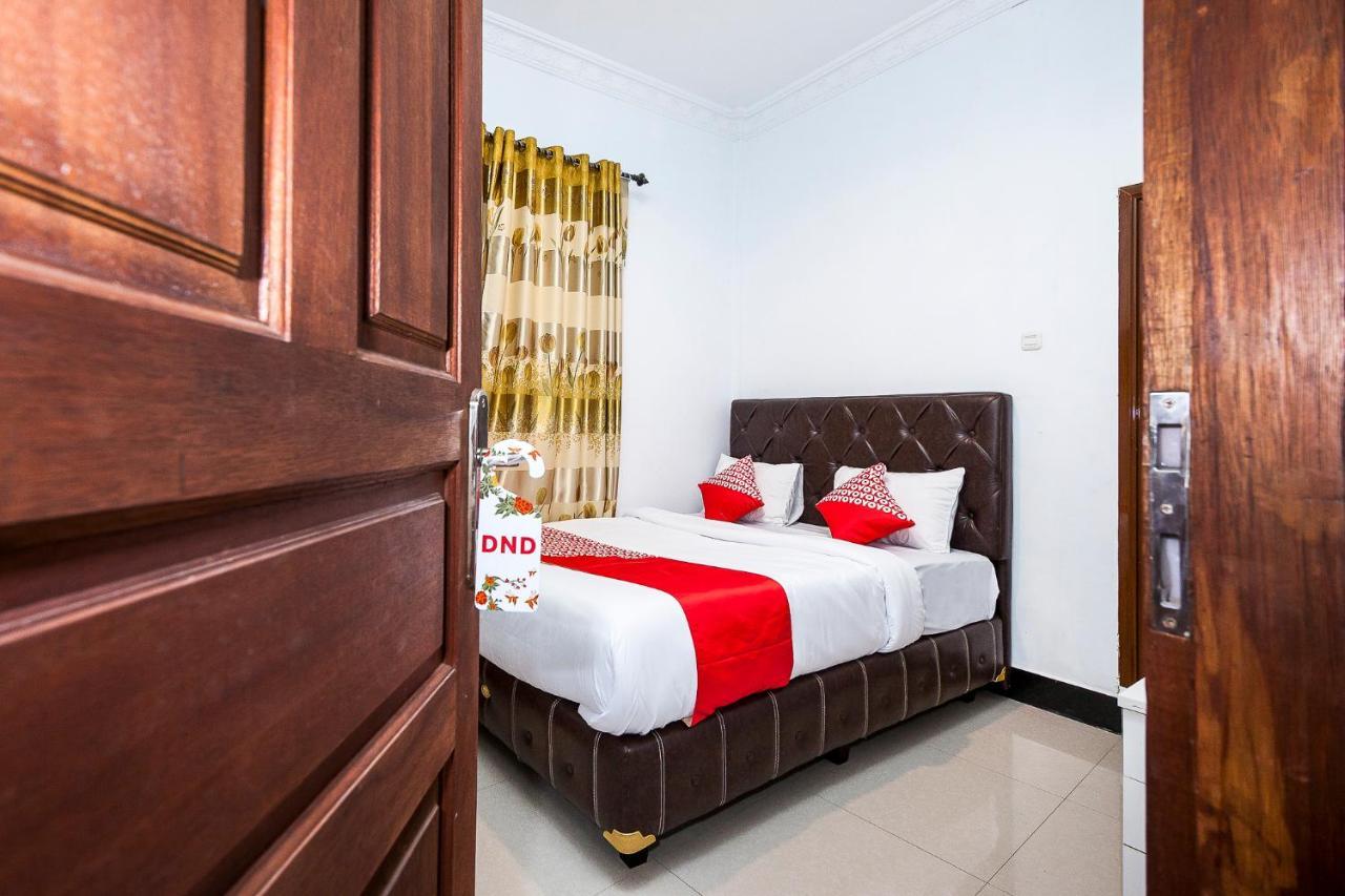 Oyo 1520 Hotel Kartini Tarutung Exterior photo
